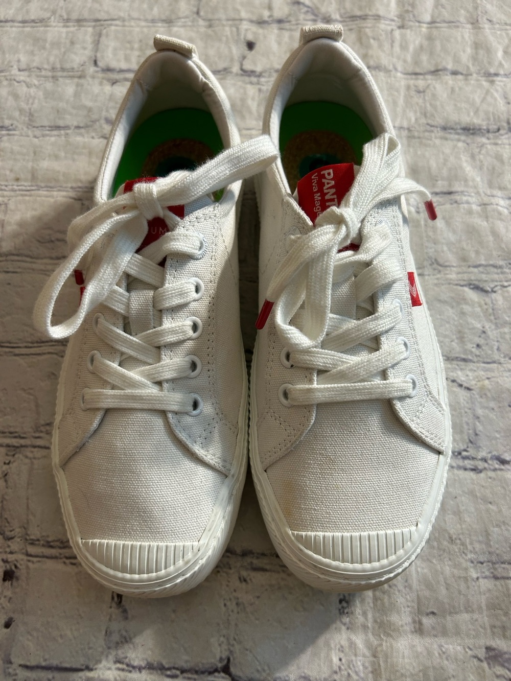 CARIUMA OCA LOW PANTONE WHITE WITH RED ACCENTS CANVAS LACE UP SNEAKERS UNISEX